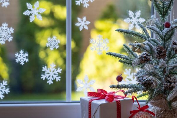 <strong>Festive Christmas Window Decor</strong>